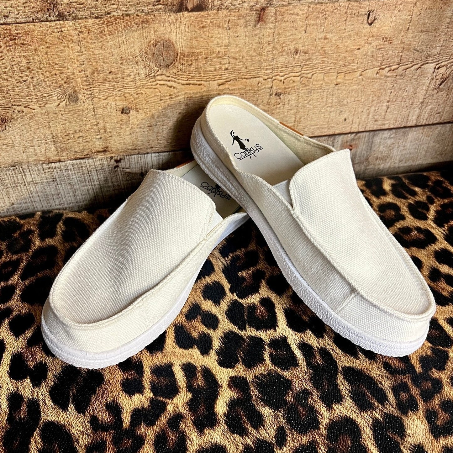 Corky's Pontoon - White